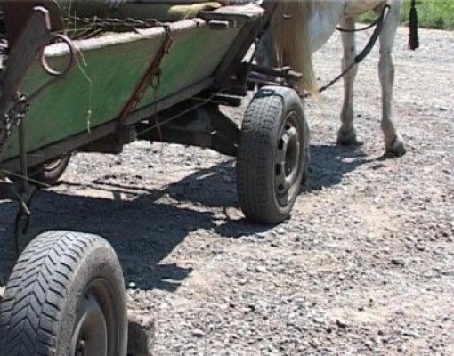 Un căruţaş băut a intrat într-un motociclu